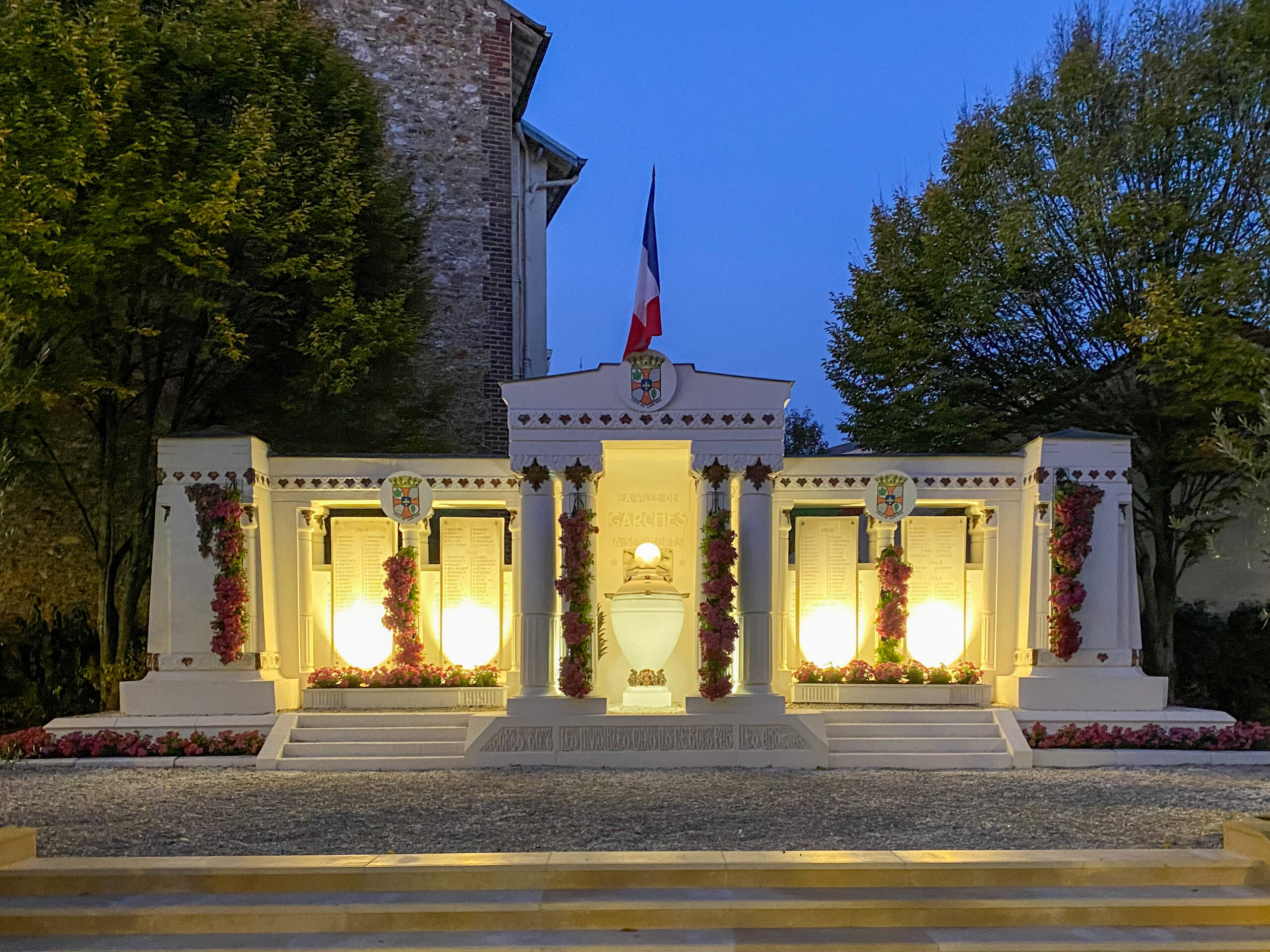 Le Monument aux Morts illuminé Ville de Garches